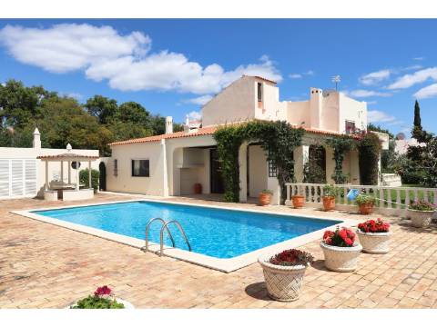 Villa privada com lote de 1.515 m2 a poucos minutos a pé da praia