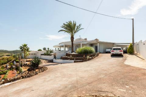 Moradia Isolada com Piscina, Lago Privado e Total Privacidade