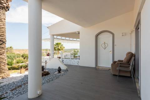 Moradia Isolada com Piscina, Lago Privado e Total Privacidade