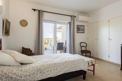 Moradia Isolada com Piscina, Lago Privado e Total Privacidade