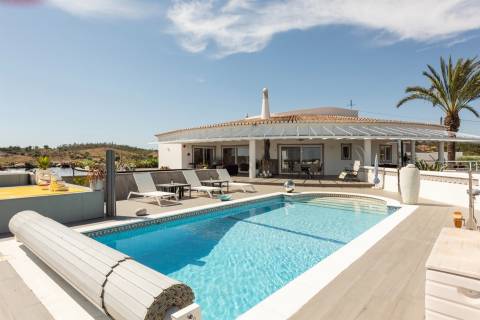 Moradia Isolada com Piscina, Lago Privado e Total Privacidade