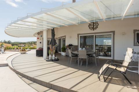 Moradia Isolada com Piscina, Lago Privado e Total Privacidade