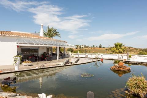 Moradia Isolada com Piscina, Lago Privado e Total Privacidade