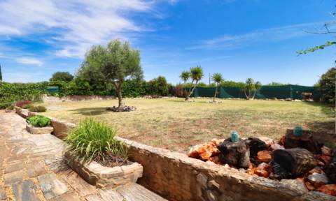 Moradia Independente com Estúdio e Piscina — Privacidade Total e Espaço Exterior Único