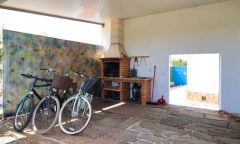 Moradia Independente com Estúdio e Piscina — Privacidade Total e Espaço Exterior Único