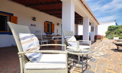 Moradia Independente com Estúdio e Piscina — Privacidade Total e Espaço Exterior Único