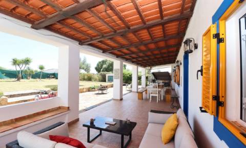 Moradia Independente com Estúdio e Piscina — Privacidade Total e Espaço Exterior Único