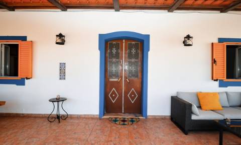 Moradia Independente com Estúdio e Piscina — Privacidade Total e Espaço Exterior Único