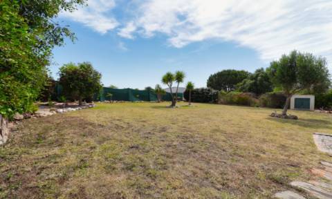 Moradia Independente com Estúdio e Piscina — Privacidade Total e Espaço Exterior Único