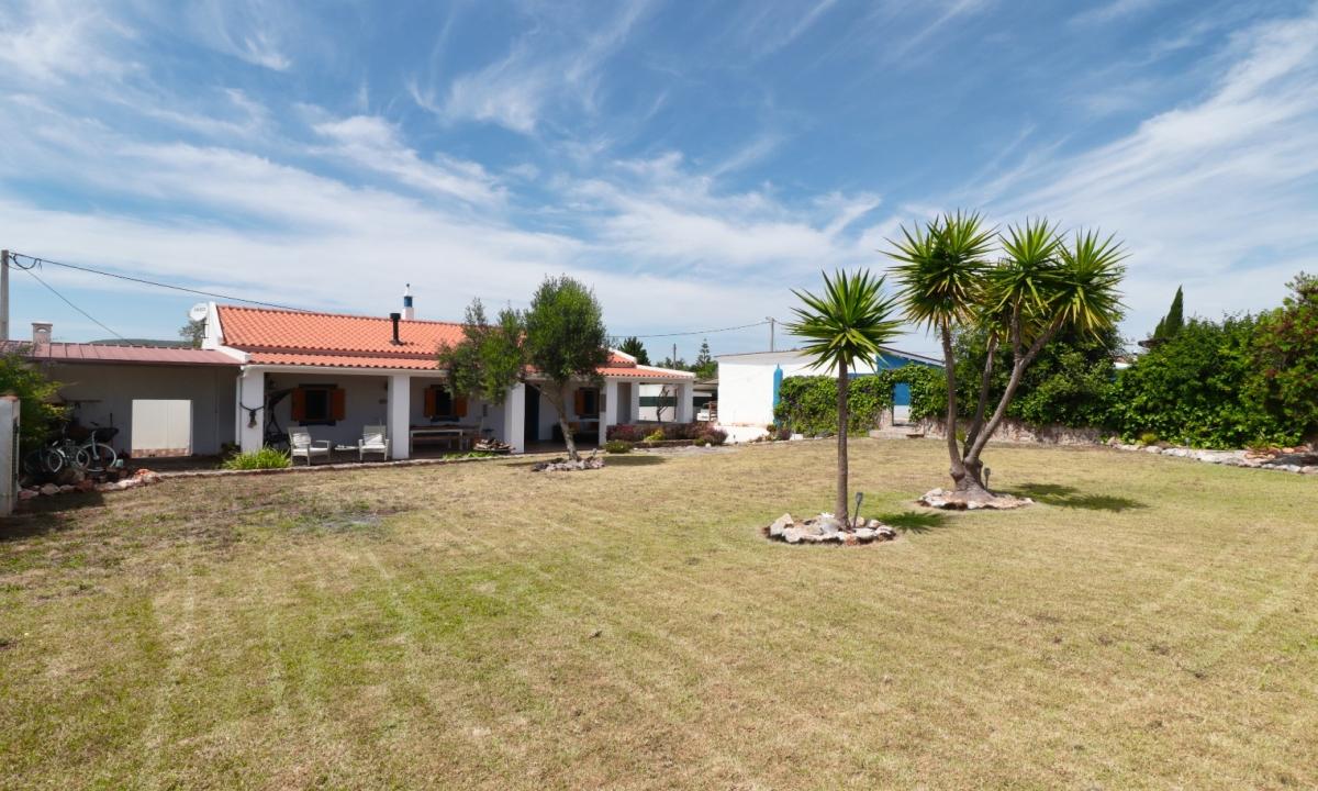 Moradia Independente com Estúdio e Piscina — Privacidade Total e Espaço Exterior Único