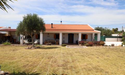 Moradia Independente com Estúdio e Piscina — Privacidade Total e Espaço Exterior Único