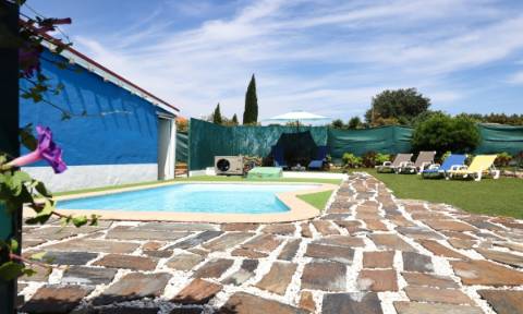 Moradia Independente com Estúdio e Piscina — Privacidade Total e Espaço Exterior Único