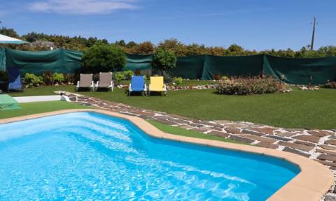 Moradia Independente com Estúdio e Piscina — Privacidade Total e Espaço Exterior Único