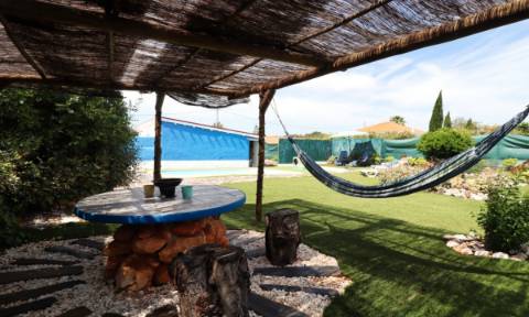 Moradia Independente com Estúdio e Piscina — Privacidade Total e Espaço Exterior Único