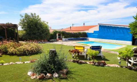 Moradia Independente com Estúdio e Piscina — Privacidade Total e Espaço Exterior Único