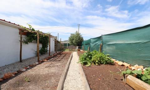 Moradia Independente com Estúdio e Piscina — Privacidade Total e Espaço Exterior Único