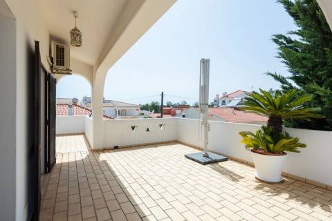 Moradia Privada em Olhos de Agua, perto da praia.