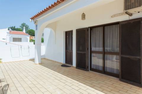 Moradia Privada em Olhos de Agua, perto da praia.