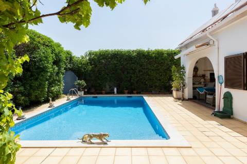 Moradia Privada em Olhos de Agua, perto da praia.