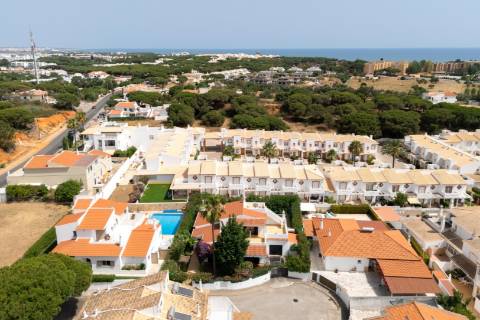 Moradia Privada em Olhos de Agua, perto da praia.