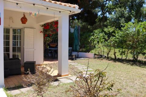 Charmosa Moradia Jardim Privativo e Piscina – a Poucos Minutos da Praia