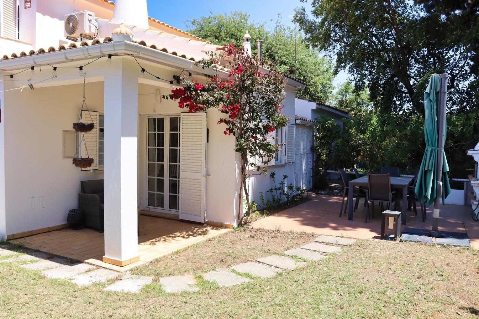 Charmosa Moradia Jardim Privativo e Piscina – a Poucos Minutos da Praia