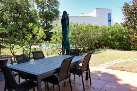 Charmosa Moradia Jardim Privativo e Piscina – a Poucos Minutos da Praia