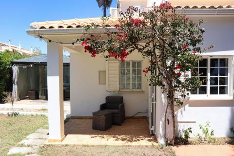 Charmosa Moradia Jardim Privativo e Piscina – a Poucos Minutos da Praia