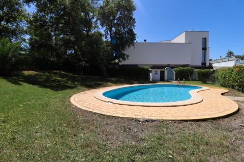 Charmosa Moradia Jardim Privativo e Piscina – a Poucos Minutos da Praia