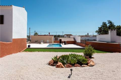 Totalmente Remodelada – Moradia T3 com Piscina, Jardim e terreno de 1.015m2