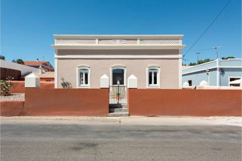 Totalmente Remodelada – Moradia T3 com Piscina, Jardim e terreno de 1.015m2