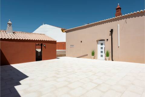 Totalmente Remodelada – Moradia T3 com Piscina, Jardim e terreno de 1.015m2