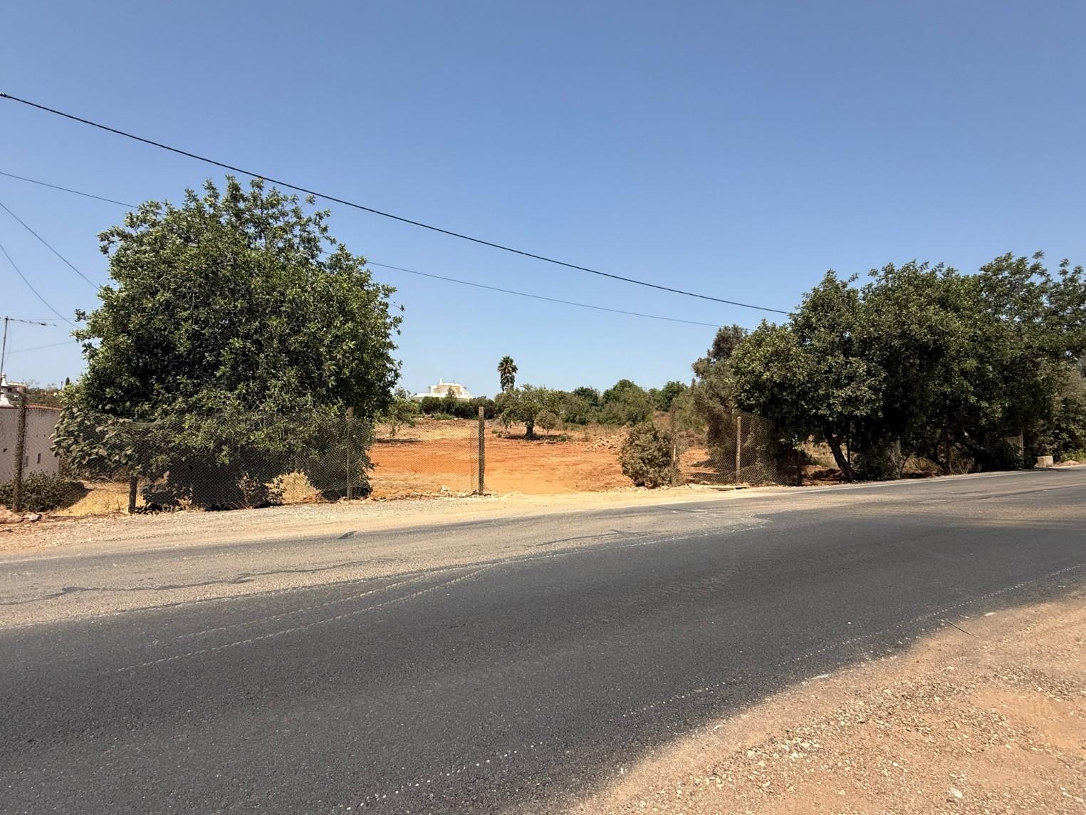 Terreno com 3.930 m2, em Albufeira