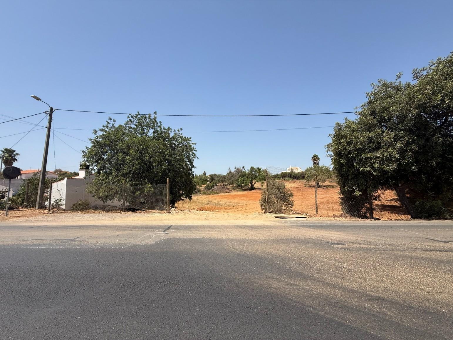 Terreno com 3.930 m2, em Albufeira