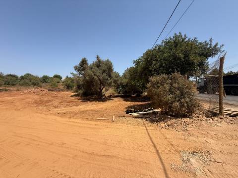 Terreno com 3.930 m2, em Albufeira
