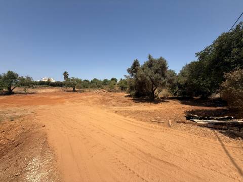 Terreno com 3.930 m2, em Albufeira