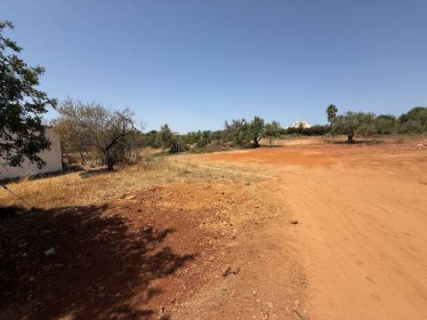 Terreno com 3.930 m2, em Albufeira