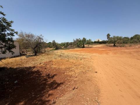 Terreno com 3.930 m2, em Albufeira