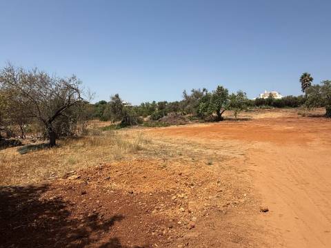 Terreno com 3.930 m2, em Albufeira