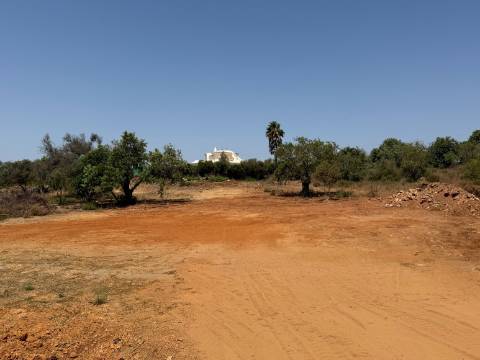 Terreno com 3.930 m2, em Albufeira