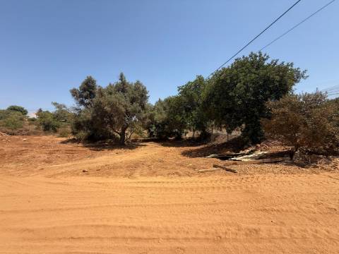 Terreno com 3.930 m2, em Albufeira