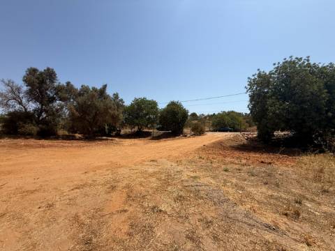 Terreno com 3.930 m2, em Albufeira