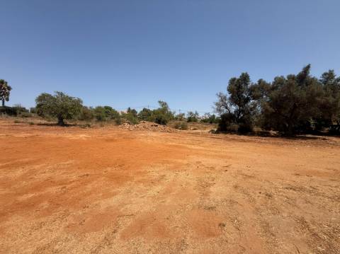 Terreno com 3.930 m2, em Albufeira