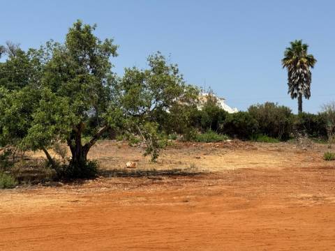 Terreno com 3.930 m2, em Albufeira