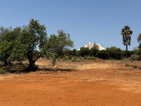 Terreno com 3.930 m2, em Albufeira