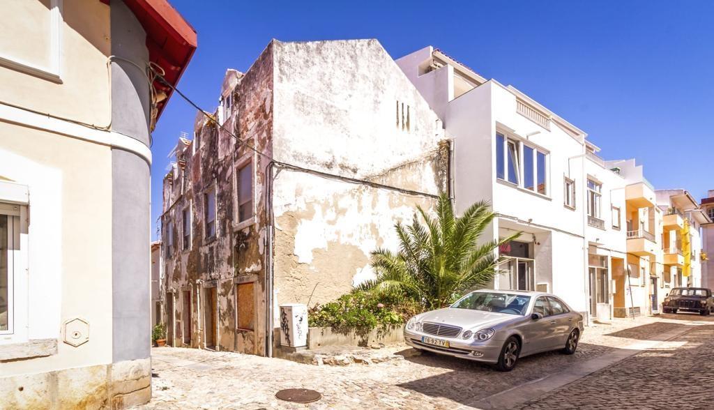 Prédio com projecto aprovado para 3 apartamentos