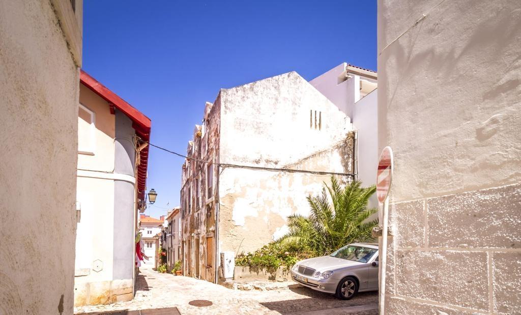 Prédio com projecto aprovado para 3 apartamentos