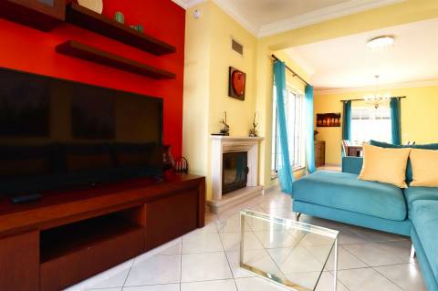 Moradia V3+1 Com Piscina e Garagem