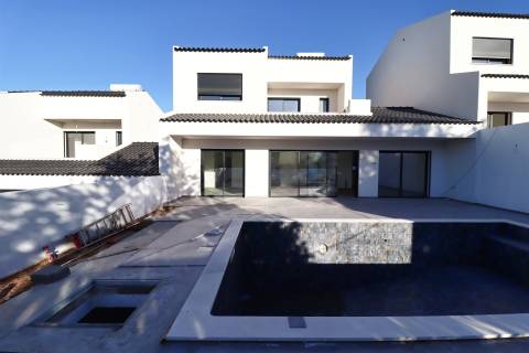 Moradia T3 Nova com Piscina Privada – Boliqueime