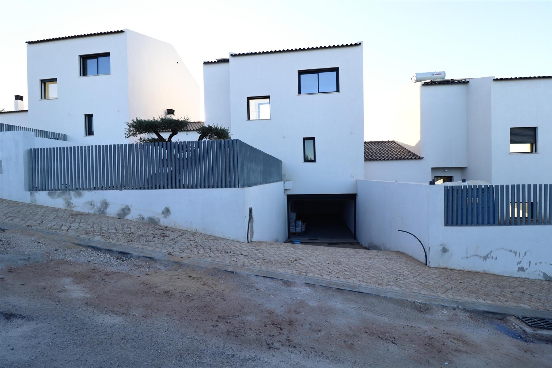 Moradia T3 Nova com Piscina Privada – Boliqueime